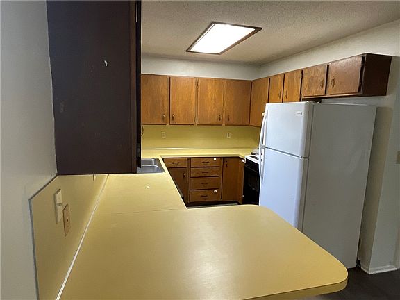3rd image of 192 White St