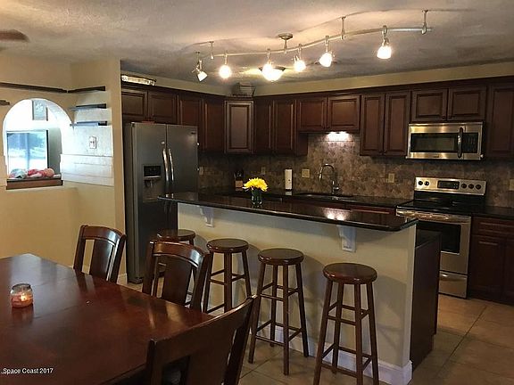 4th image of 32 Knollwood Dr
