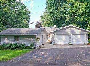 1938 Lakeview Dr, Lapeer, MI 48446