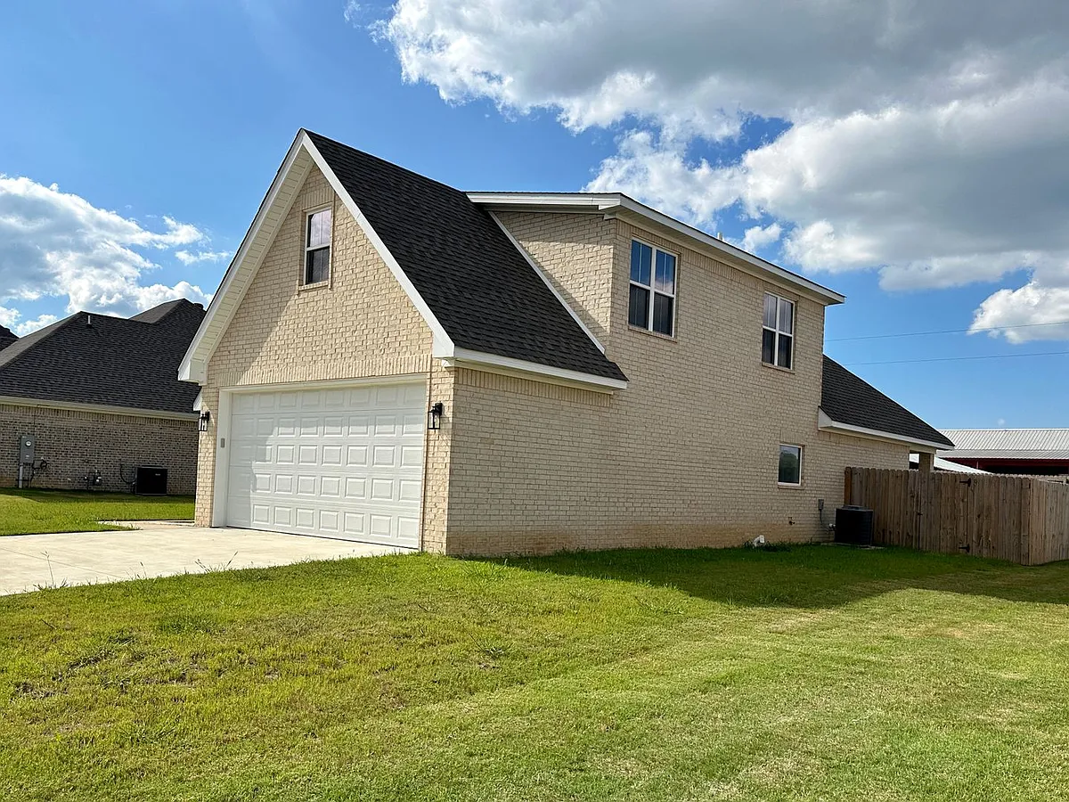 Building Photo - 115 Hidden Creek Dr