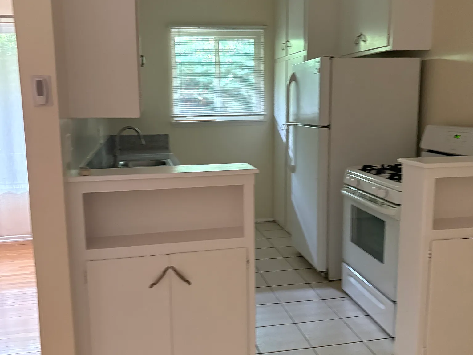 2 bed, 1.5 bath, 1100 sqft, $2,700 — Photo 3