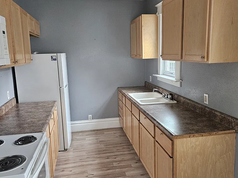 302 7th Ave — Photo 9