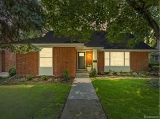19984 Fairway Dr, Grosse Pointe Woods, MI 48236