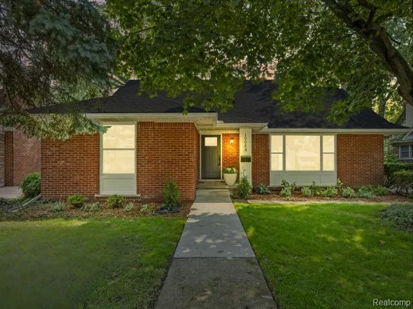 19984 Fairway Dr, Grosse Pointe Woods, MI 48236