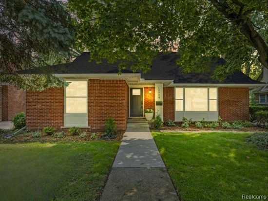 19984 Fairway Dr, Grosse Pointe Woods, MI 48236