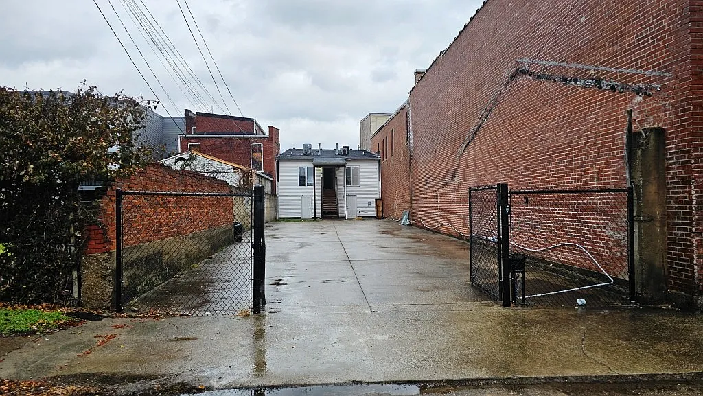 Market1612w (TF) - 2 — Photo 1