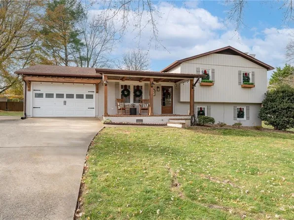 111 Greenwood St, Boonville, NC 27011