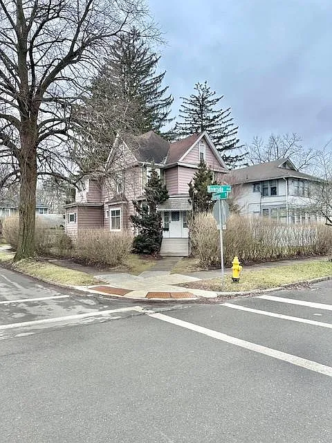 470 Riverside Ave photo 1