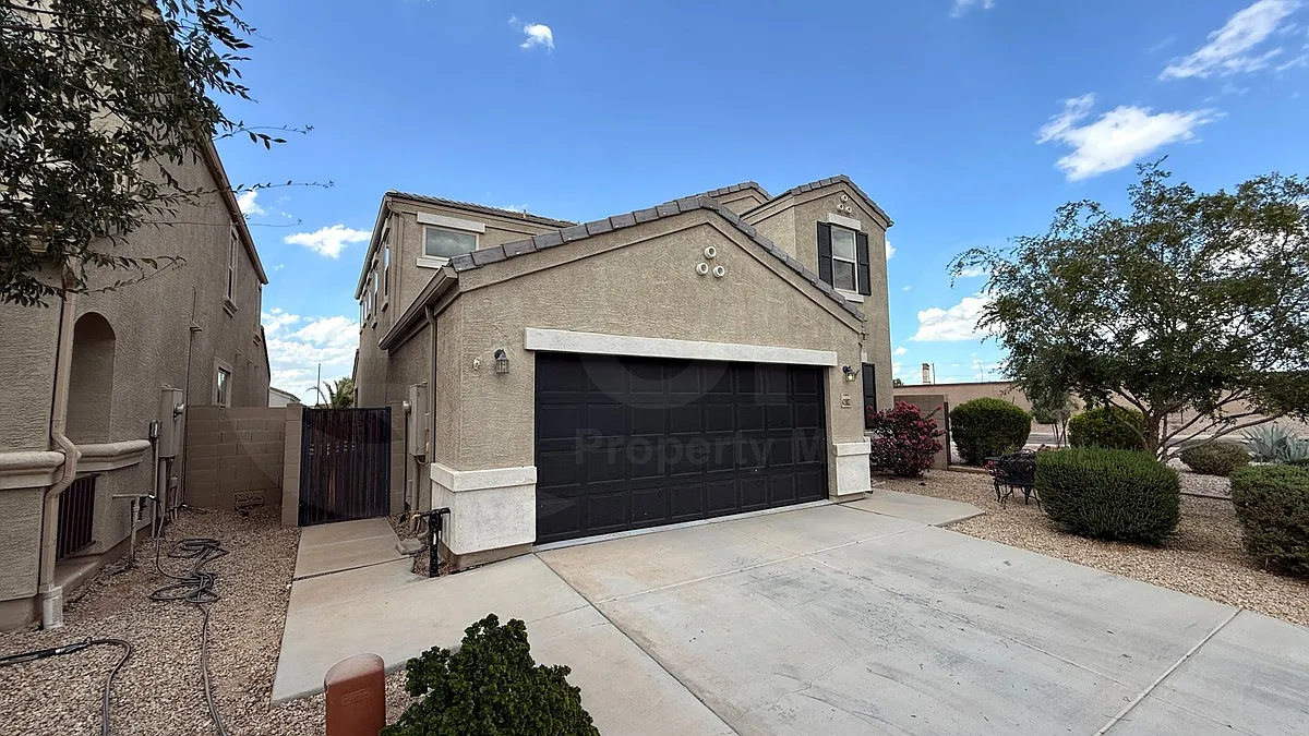 4 bed, 3.5 bath, 2695 sqft, $2,300 — Photo 2