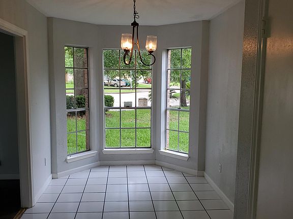 Breakfast Room w/Bay Windows