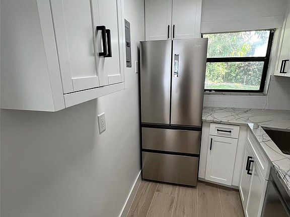 5th image of 555 Banyan Tree Lane #8