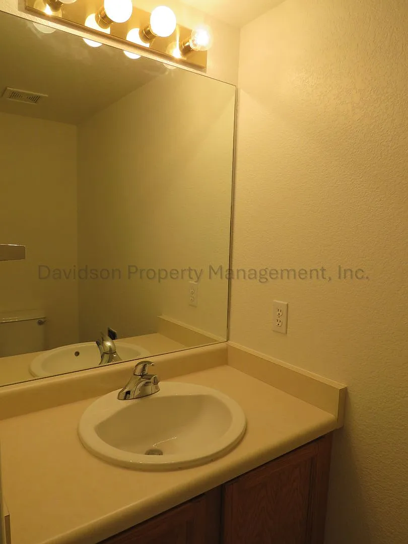 Great 3 Bedroom Condo in the Briargate Area — Photo 4