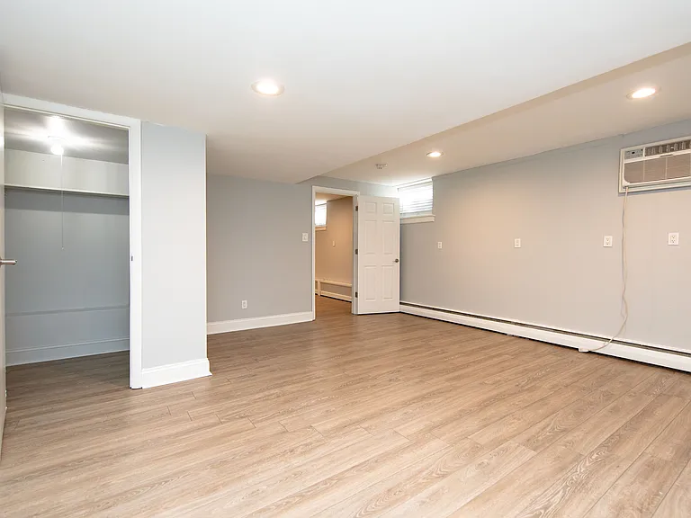 Cameron Apartments — Photo 9