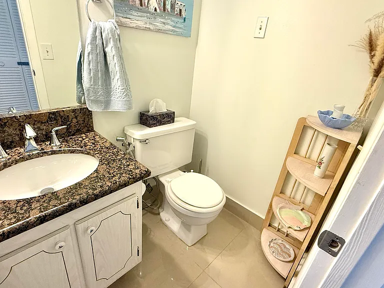 21 Newport B — Photo 12