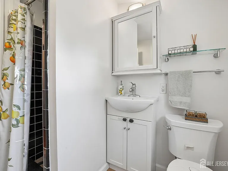 207 Stoughton Ave — Photo 23