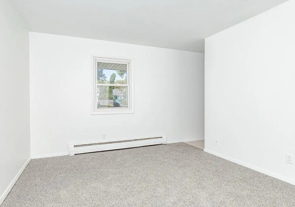 1004 Samantha St — Photo 3