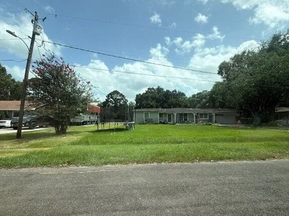612 Light St, Anahuac, TX 77514