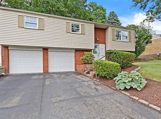 212 Yosemite Dr, Pittsburgh, PA