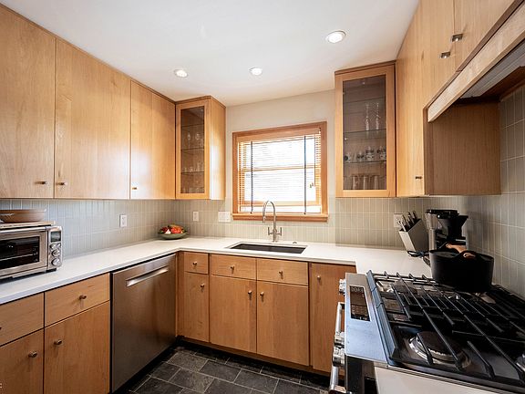 3rd image of 5402 Rosslyn Ave