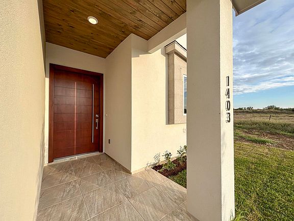 2nd image of 1403 Los Estribos Dr