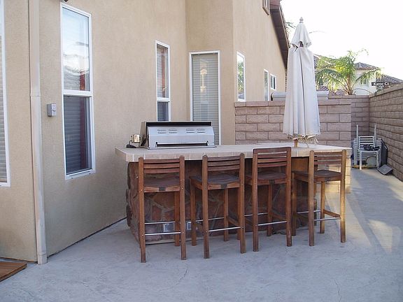 Built-in BBQ w/bar & fridge
