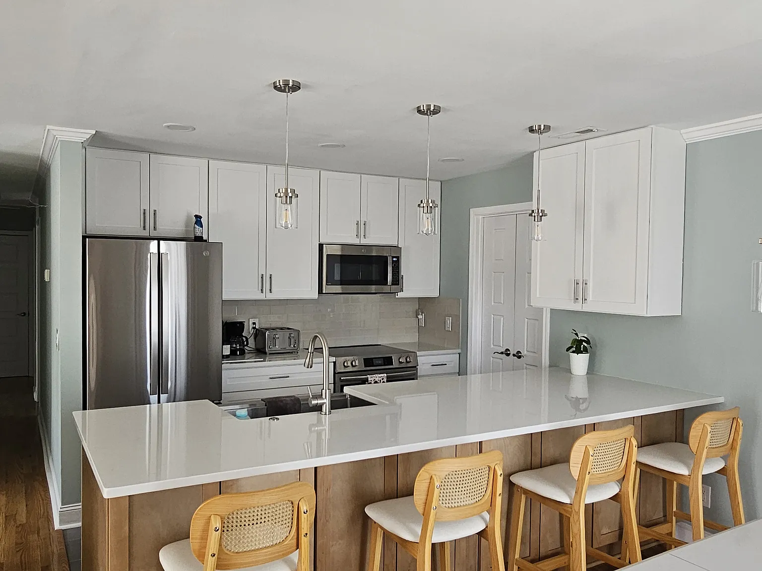 4 bed, 2112 sqft, $4,000 — Photo 2