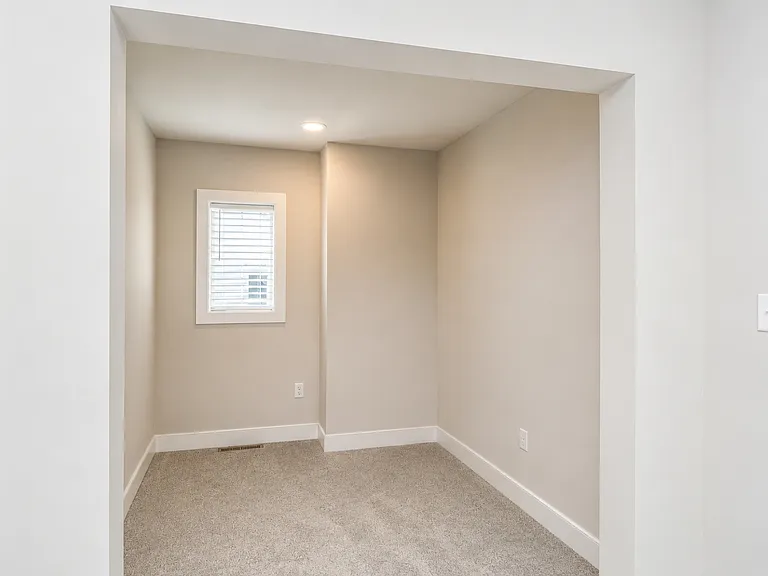 701 Halcyon Ln — Photo 24