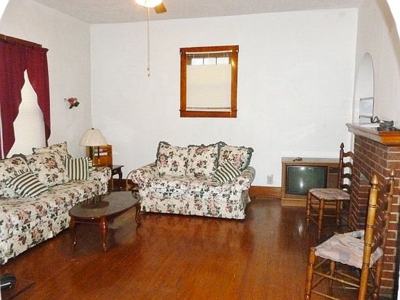 3rd image of 1527 W 1st St