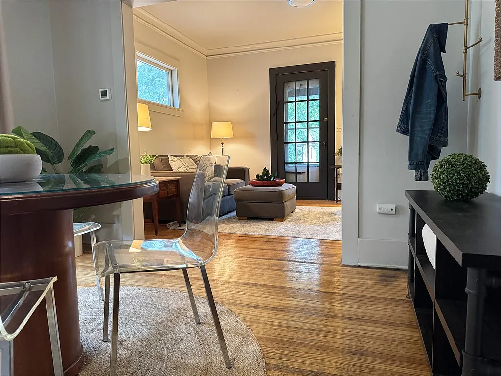 2 bed, 1.0 bath, 5040 sqft, $1,950 — Photo 3