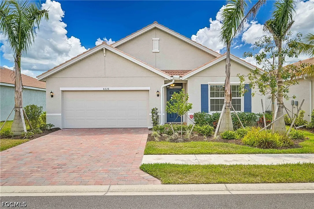 4 bed, 2.0 bath, 1828 sqft, $2,800 — Photo 1
