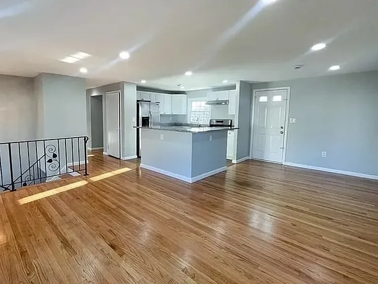 4 bed, 1726 sqft, $4,400 — Photo 2