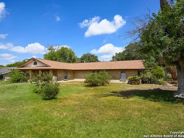 4902 N Parkcrest Dr, Windcrest, TX 78239