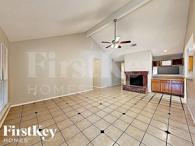4949 Oak Hollow Dr — Photo 6