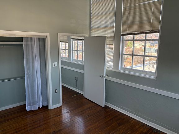 5th image of 125 Oak St APT 402