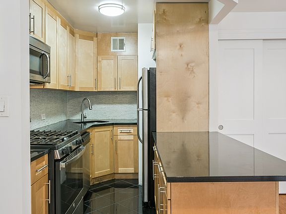 3rd image of 4 W 104th St APT 3A