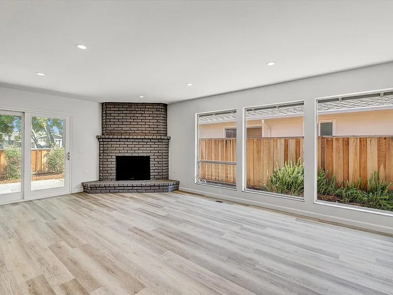 1204 Manchester Dr — Photo 7