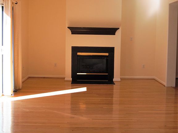 3rd image of 172 Kingston Dr