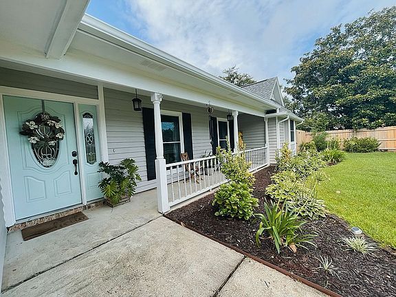 3rd image of 102 Lynne Therese Cir