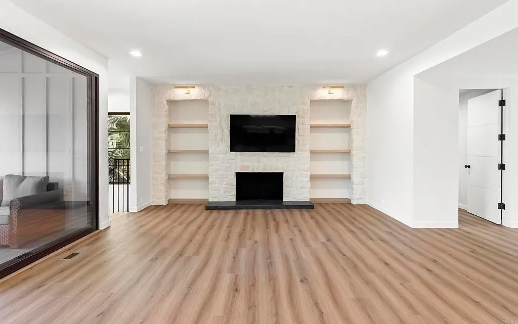2 bed, 2.5 bath, 2300 sqft, $9,500 — Photo 4