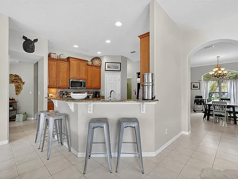 4 bed, 2823 sqft, $4,200 — Photo 2