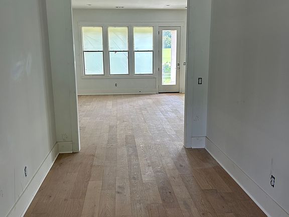 4th image of 105 Lone Pine Ct