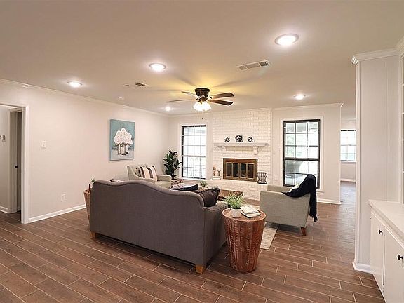 5th image of 2405 Pinehurst Dr #4