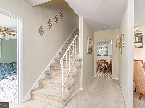3rd image of 409 Camelot Dr