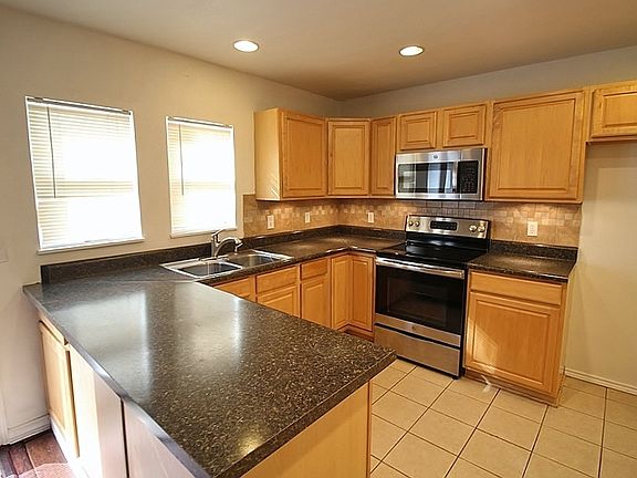 3rd image of 3302 Meadow Oaks Dr