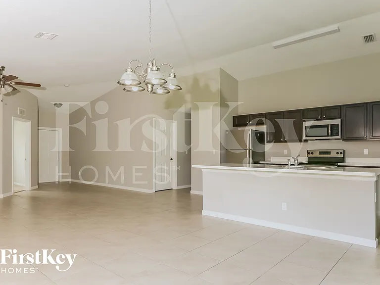 3765 SW Darby Ln — Photo 4