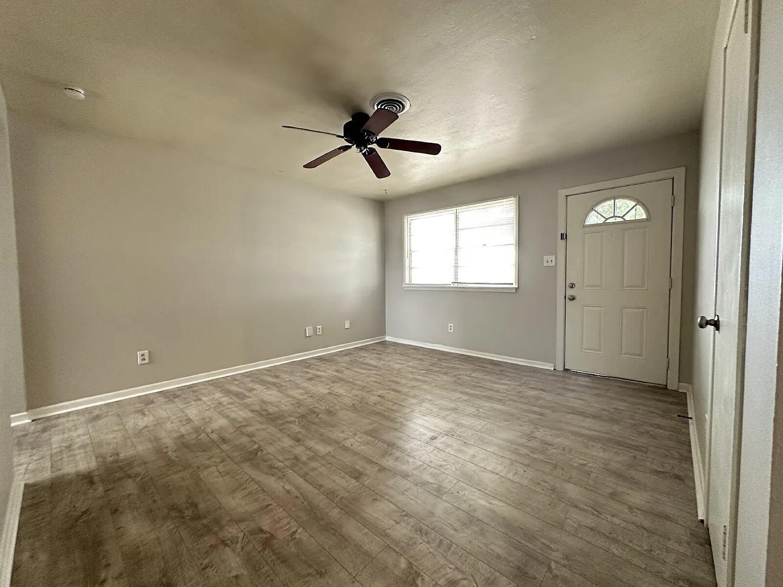 3 bed, 1.0 bath, 960 sqft, $1,100 — Photo 4
