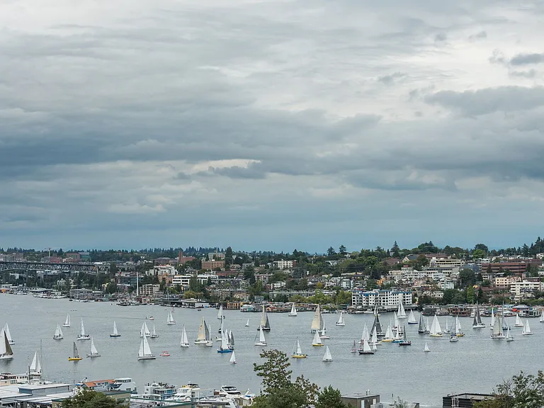 Welcome to Dexter Hayes! Modern convenience with exceptional views! — Photo 9
