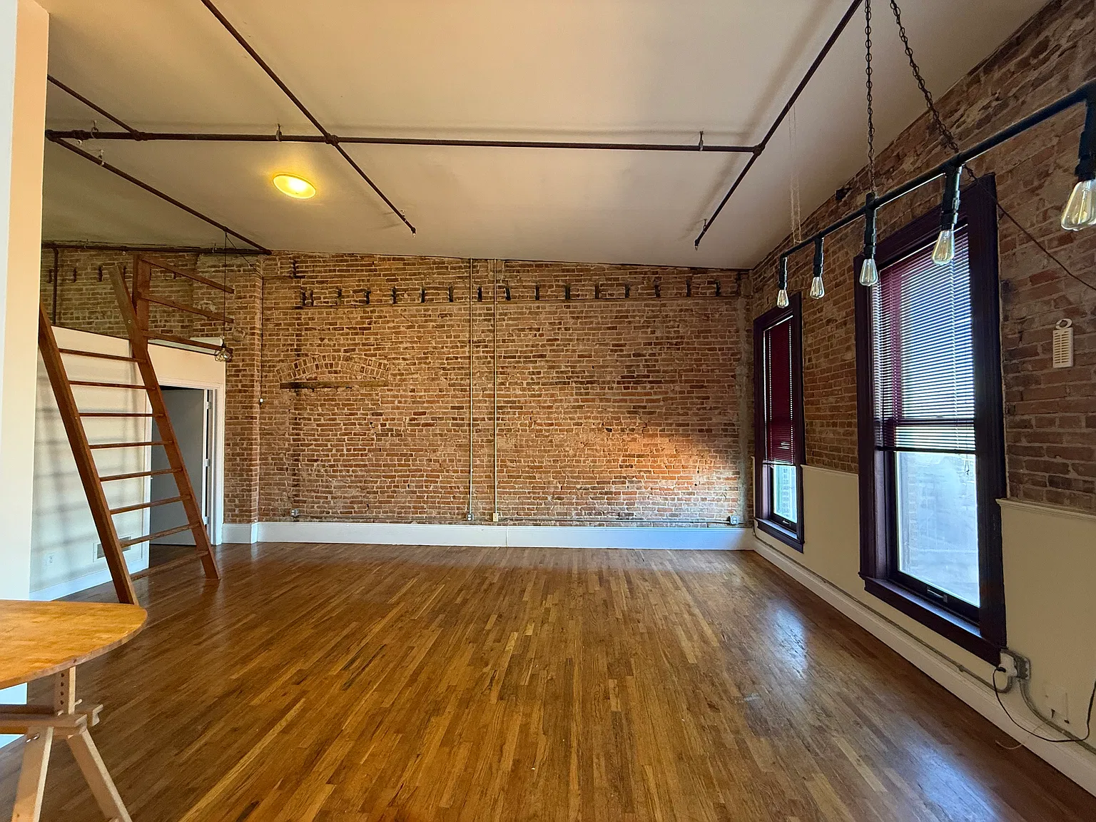 2 bed, 1110 sqft, $1,700 — Photo 2