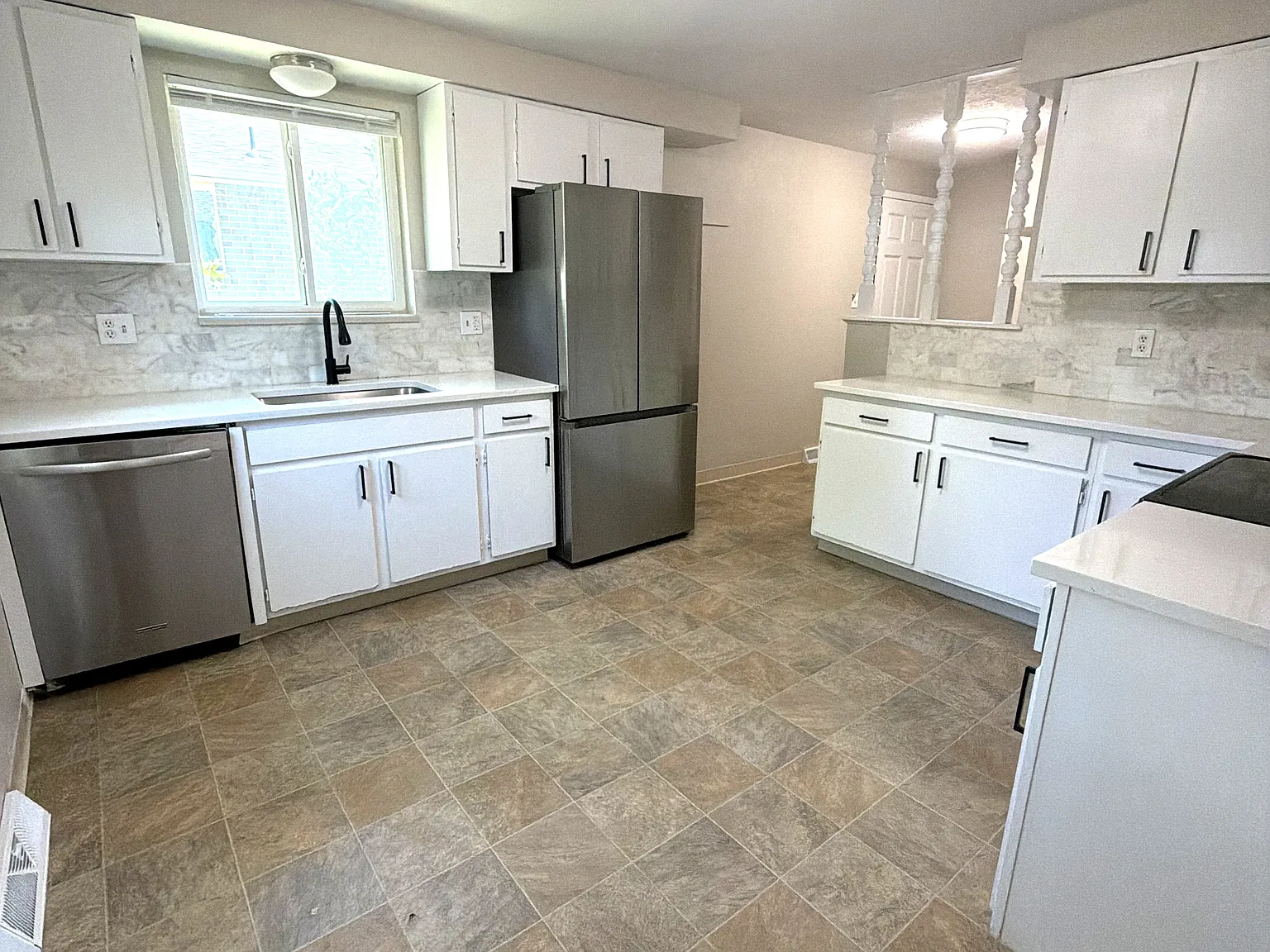 3 bed, 923 sqft, $1,800 — Photo 1