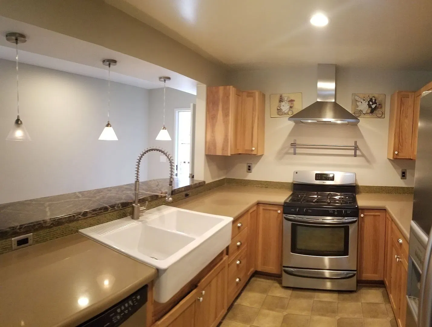 5 bedrooms 2 baths close to campus and huge Backyard! — Photo 3